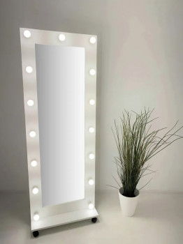 Белое гримерное зеркало с подсветкой на подставке 167х60